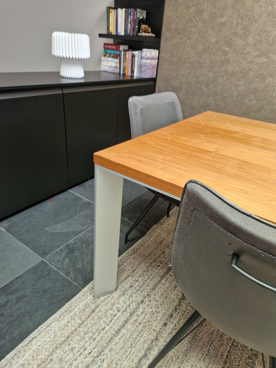 Mooie eettafel.vergadertafel, werktafell met elektriciteits aansluiting