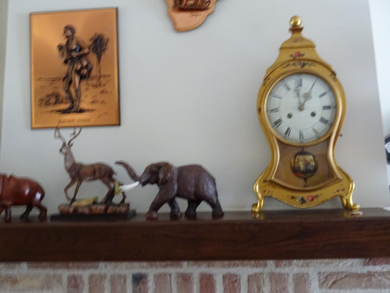 Te koop zeer mooie schouwklok  [ of hal  ]met sleutel en loopt prima !
