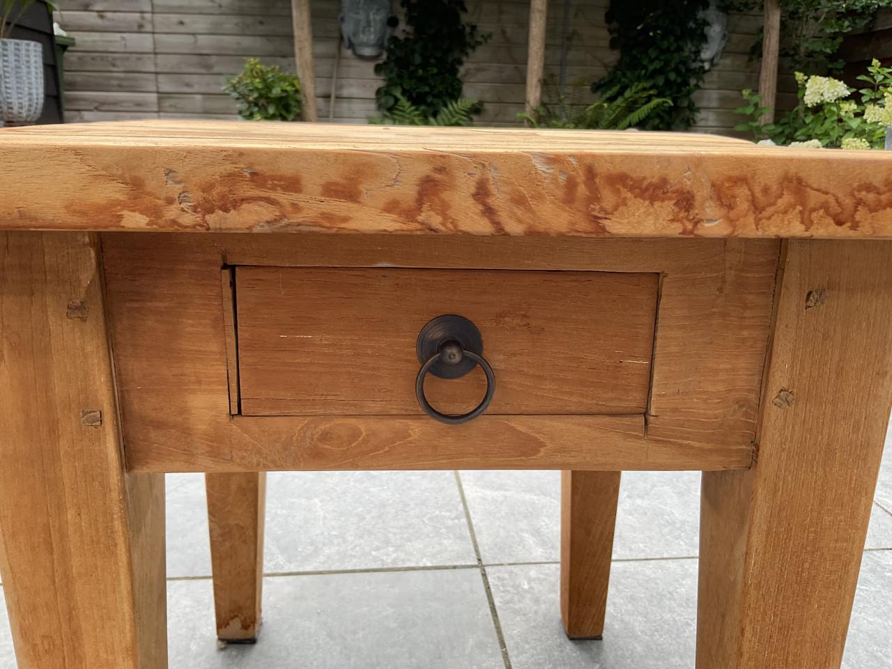Bijzettafeltje van teak