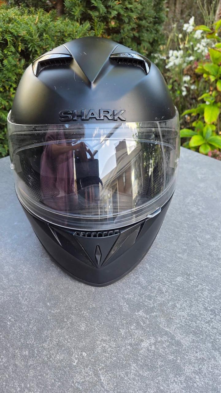 Gereserveerd  Matte, zwarte integraalhelm van het merk Shark.