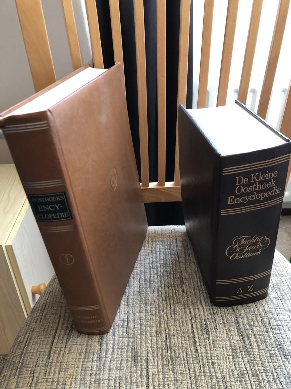 Te koop Oosthoek encyclopedieen.(z.g.a.n.).