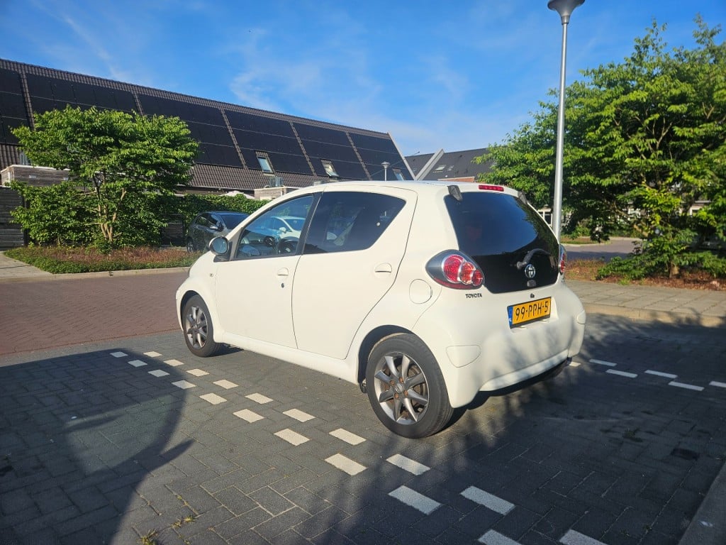 Toyota Aygo dynamic navigator / nl auto / nap / 74.975 km !