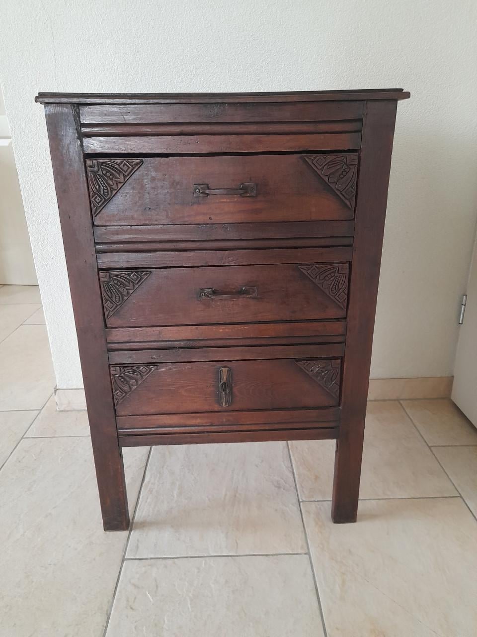 Leuk antiek kastje 42 x 51 x 77 ( in goede staat )