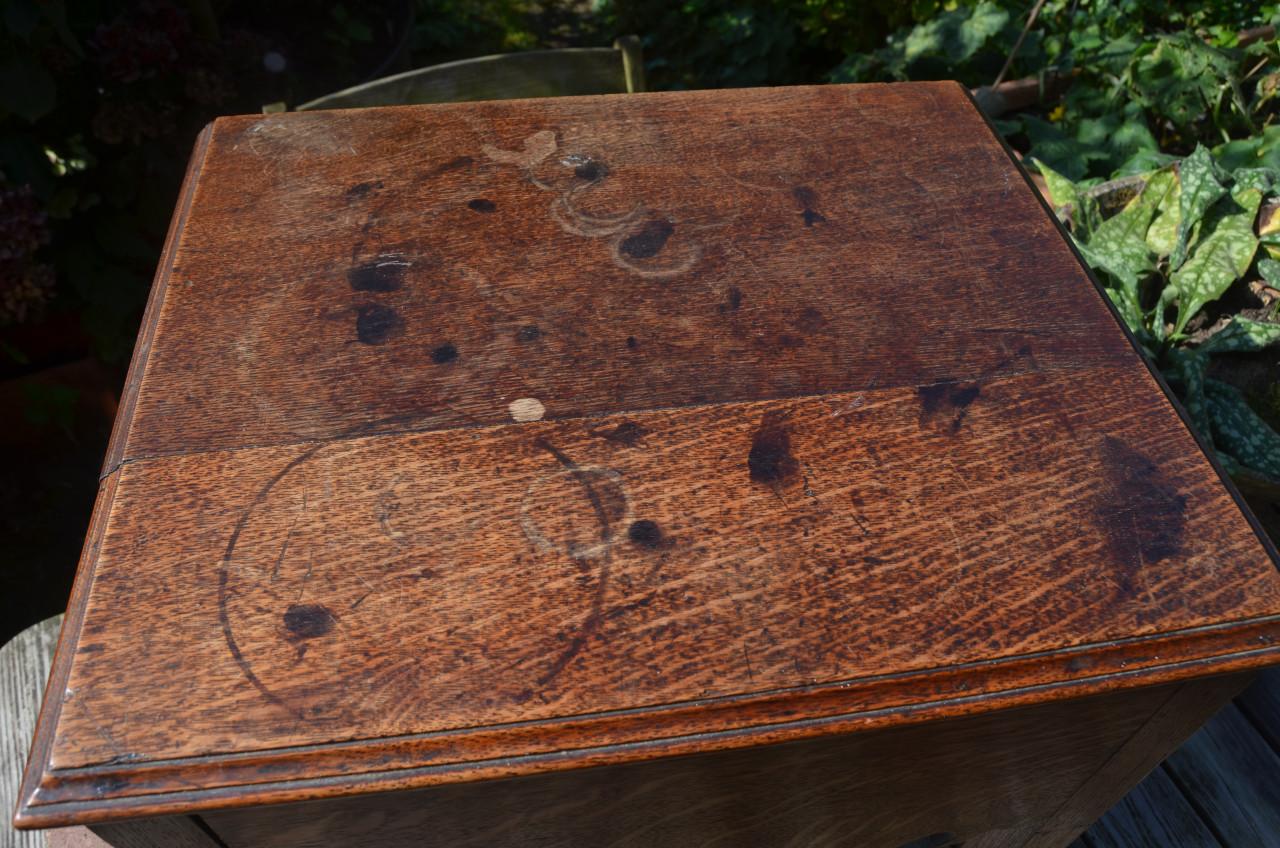 19e Eeuws Engels pottenkastje, alhoewel............