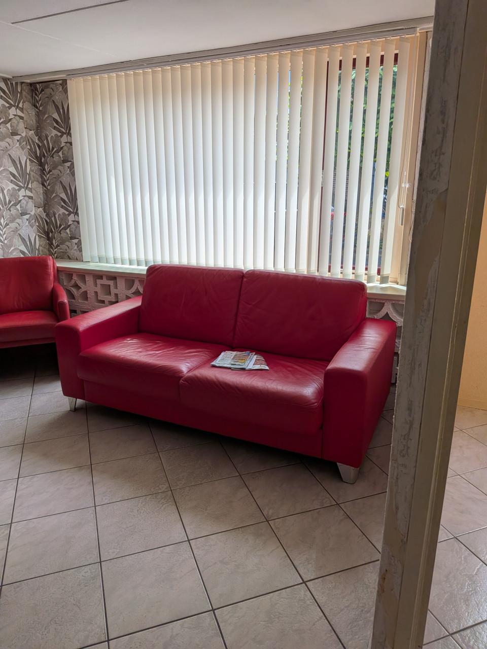 Rode leren zithoek + glazen salontafel