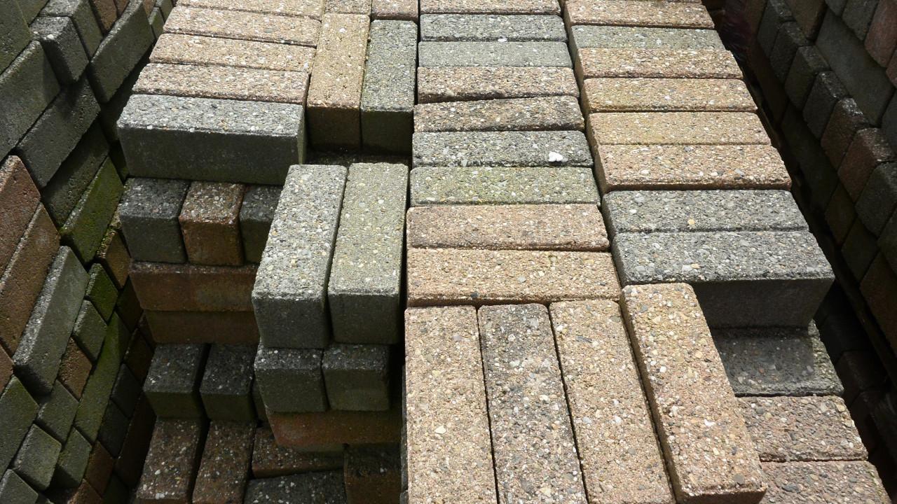 Partij betonklinkers voor een hele mooie prijs, nog in goede staat.