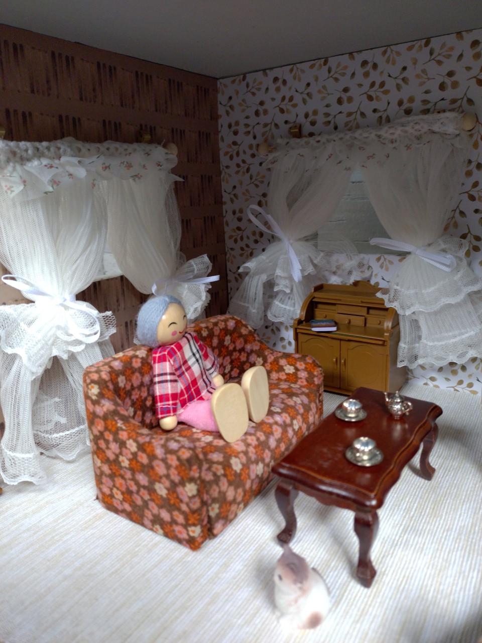 Leuk en groot houten poppenhuis inclusief meubels en poppen 80 x 80