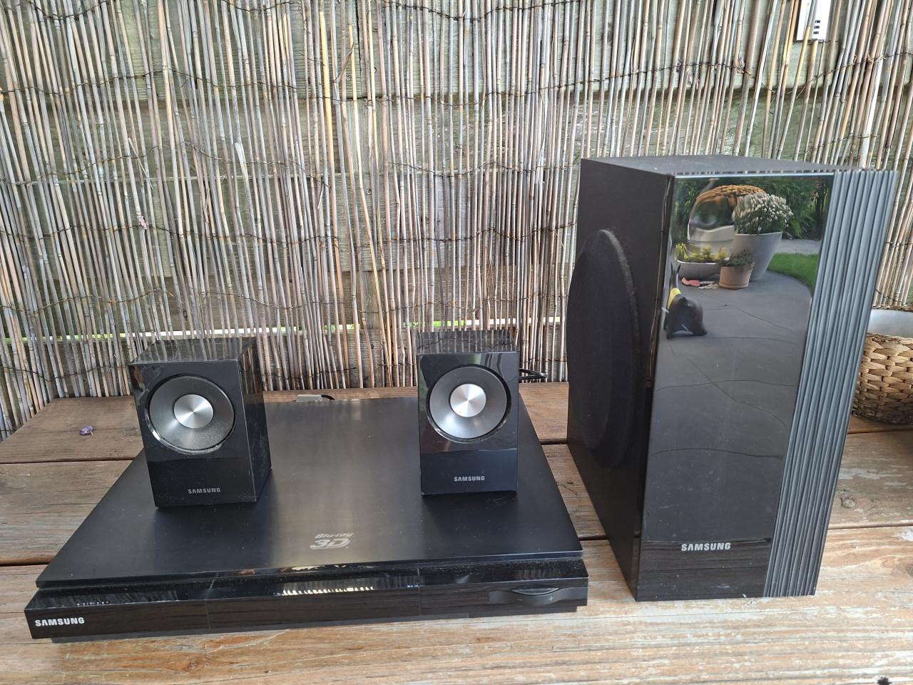 Samsung TV met 5.1 Blu-ray 3D-thuisbioscoopsysteem.