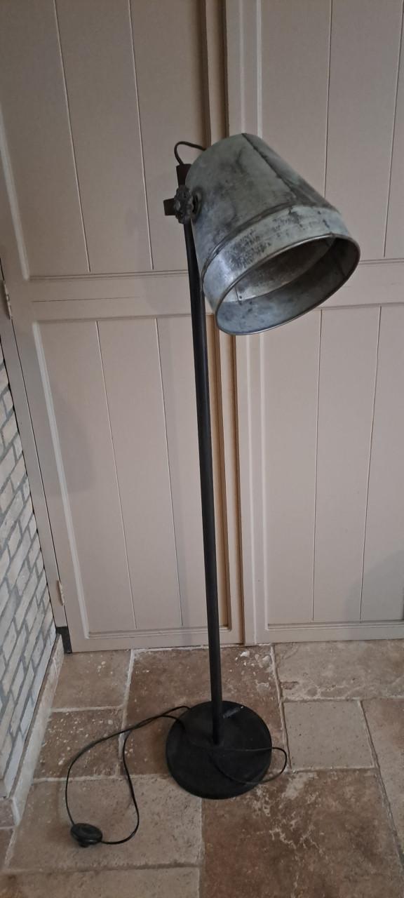Industriële vloerlamp