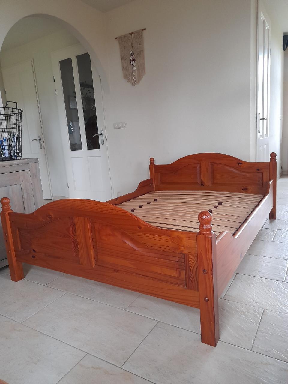 Houten bed 140 x 200 ( in goede nette staat )