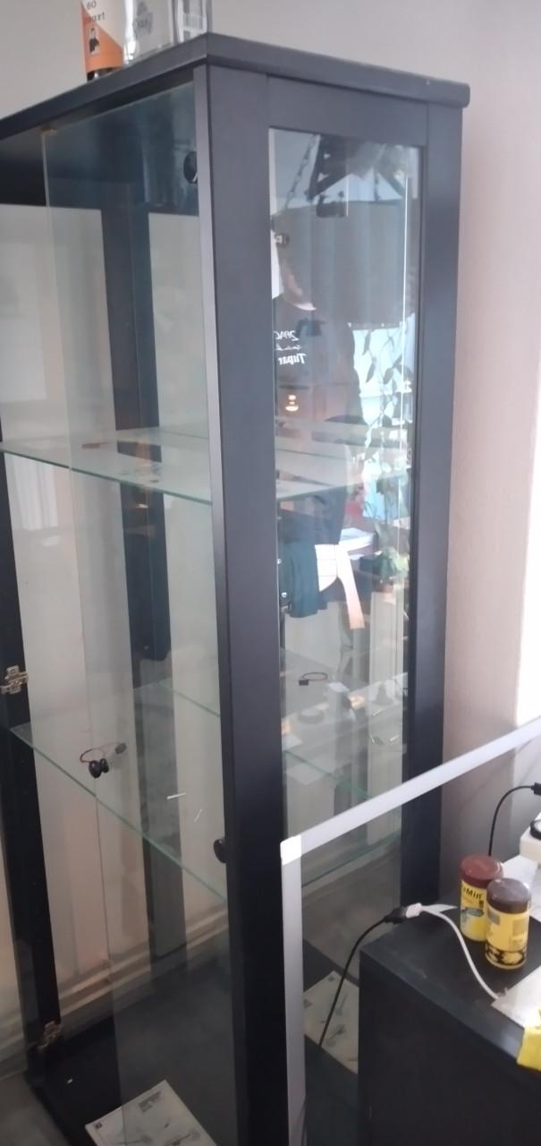 Vitrinekast zwart, spiegel achterkant