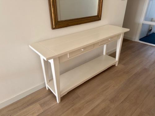 Wit houten sidetable