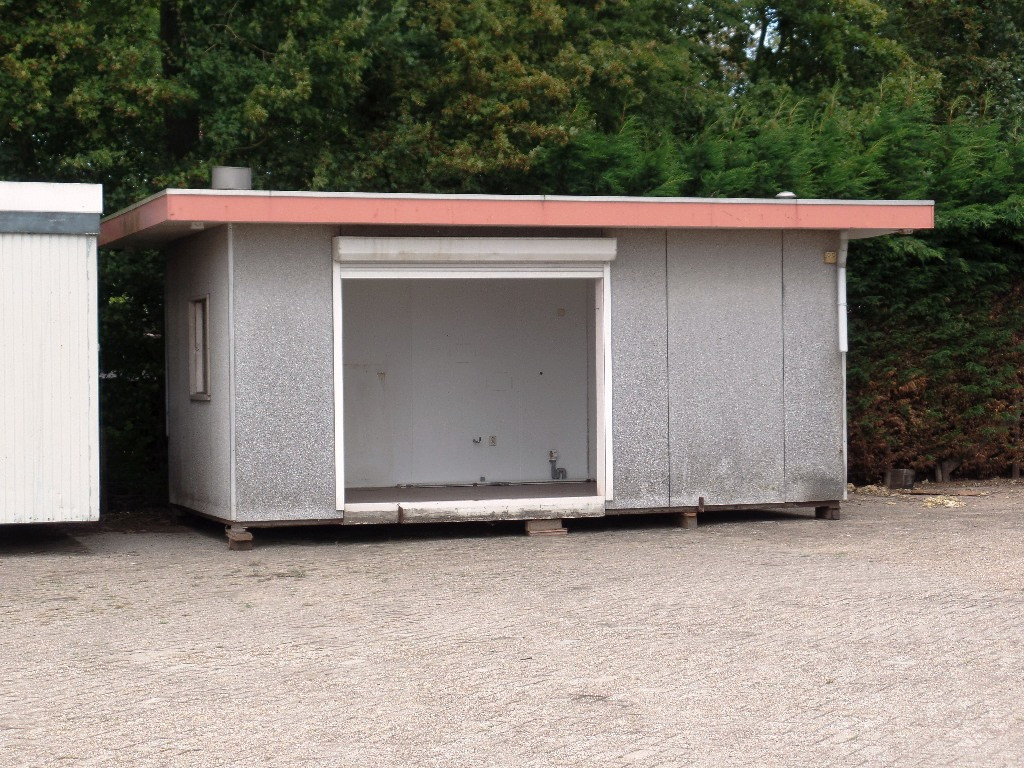 Verkoopunit met betonnen vloer, apart toilet met wastafeltje en rolluik