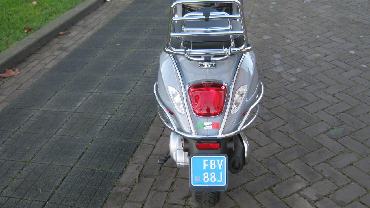 TE KOOP VESPA SPRINT COSTUM MET 850 KM OP DE TELLER
