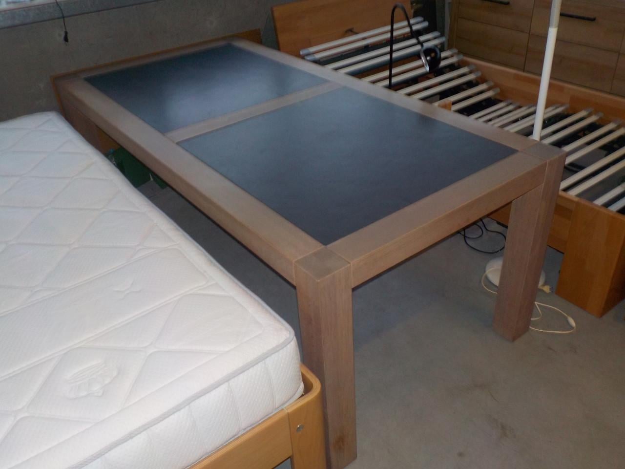 Grote eettafel 100 x 200 cm met 2  plavuizen in de tafel in zeer goede staa