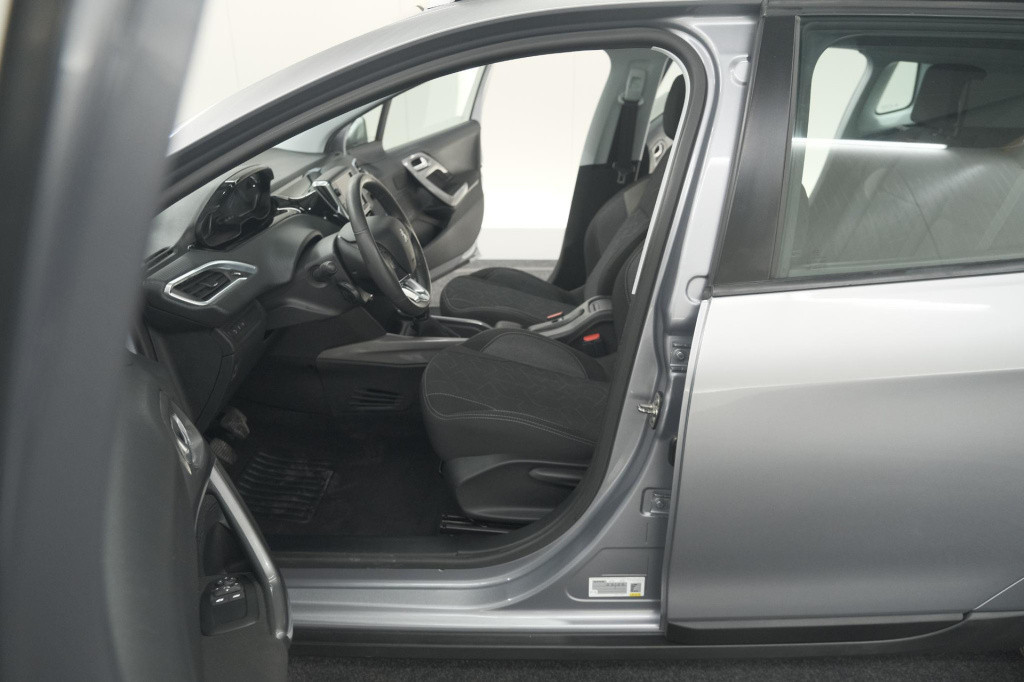 Peugeot 2008 puretech 82 blue lion | trekhaak | panoramadak | navigatie | p