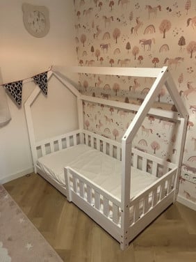 Kinderledikantje huisje 1 jaar gebruikt z.g.a.n.