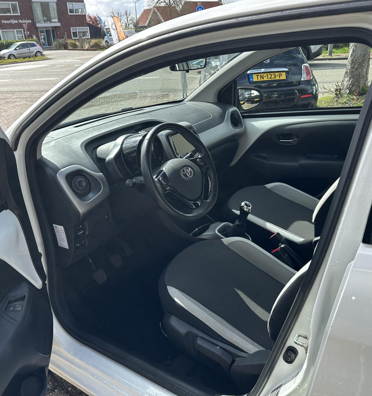TOYOTA AYGO 1.0 VVT-i x-play | Airco | 3 maanden garantie | Vol jaar APK
