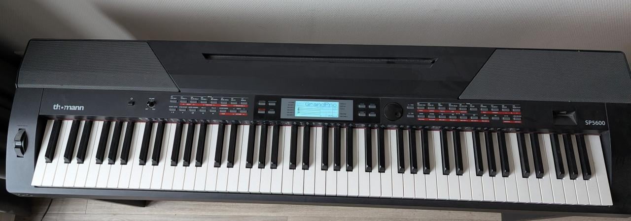 Thomann SP-5600 + standaardmeubel