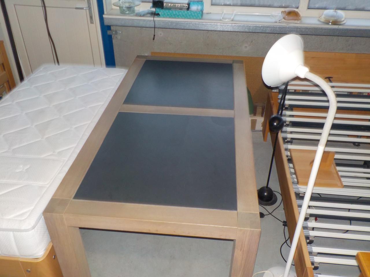 Grote eettafel 100 x 200 cm met 2  plavuizen in de tafel in zeer goede staa