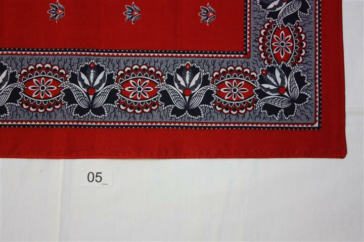 Zakdoek, bandana, mouchoir, foulard €.4,50 p.st. Nr.01 met bloemmotief,