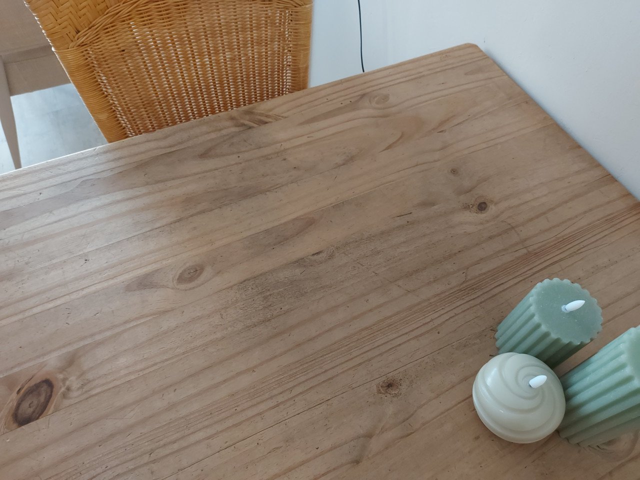 Stevige grenen eethoek met vier leuke rieten stoeltjes