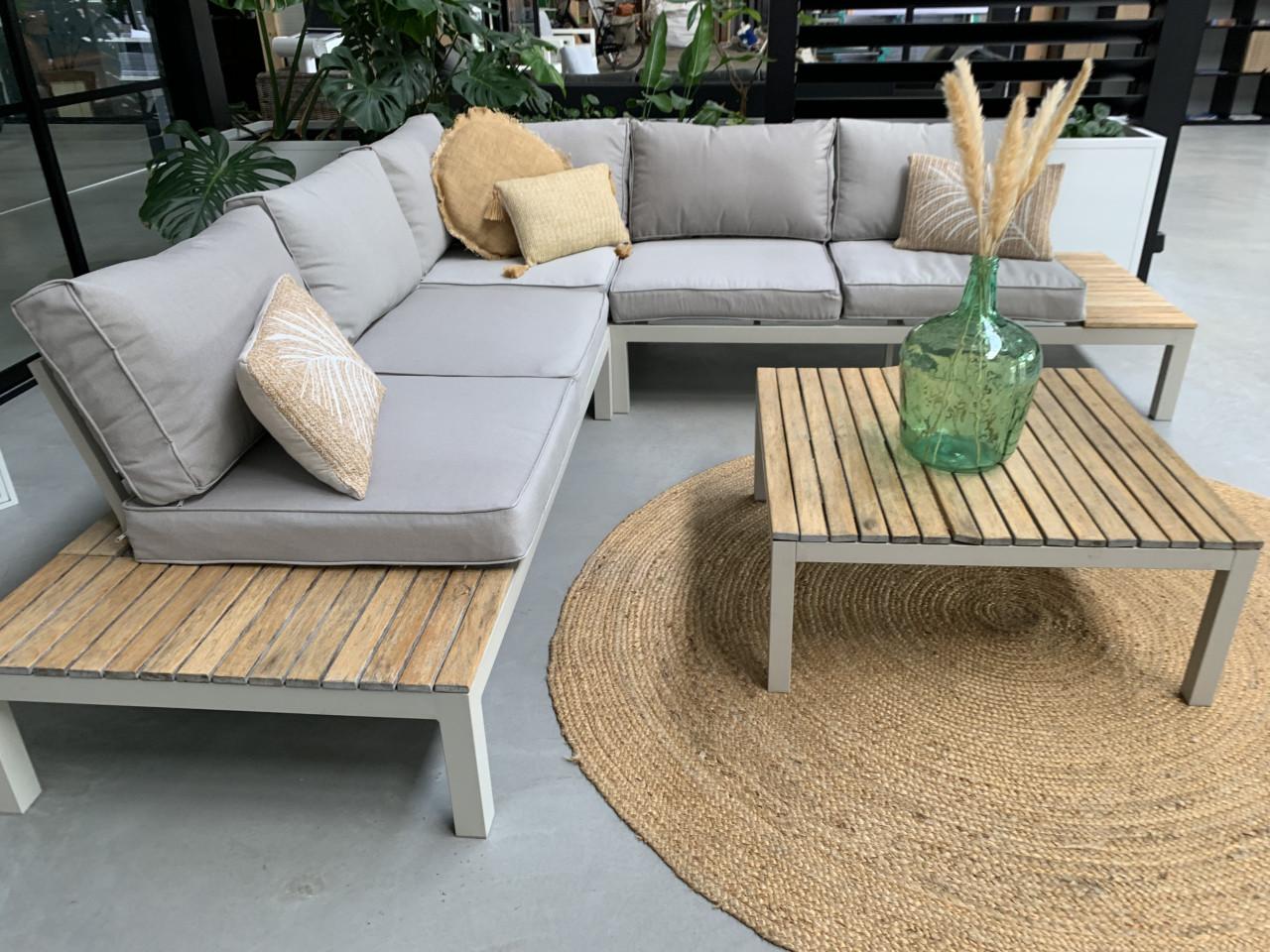 Loungset met houten elementen, kussens en tafel.
