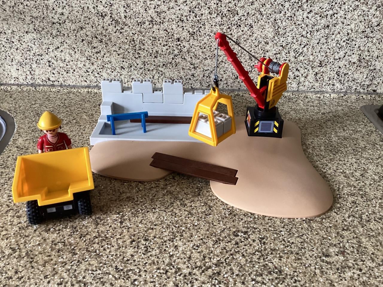 Heel veel Playmobil.  Politie-bureau. Tandartsenpraktijk. Boevenwagen etc.