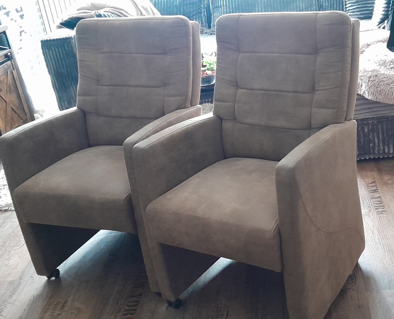 2x Eetkamerstoel David - Met wieltjes - Preston - Taupe.