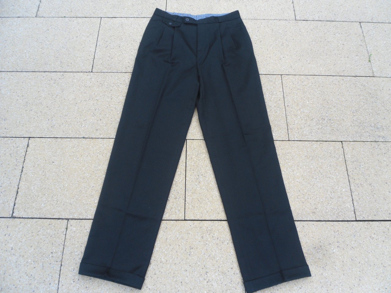 2 ZWARTE PANTALONS MAAT 49 EN 54