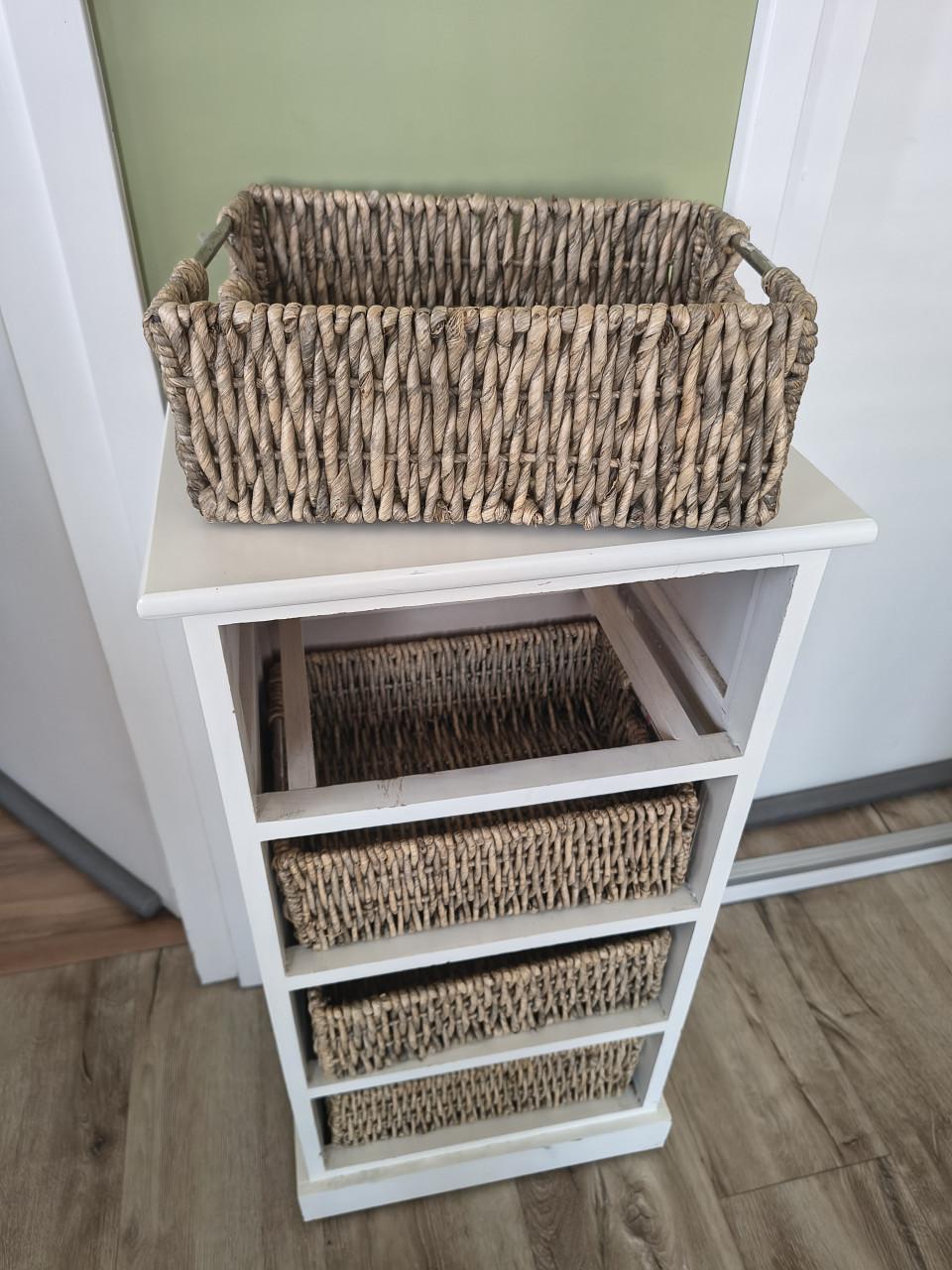 Prachtige witte houden vakken kast met rieten mandjes!