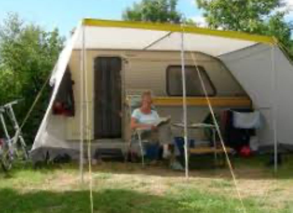 Mooie Retro Kip caravan 1988 met 2 zitjes en luifel