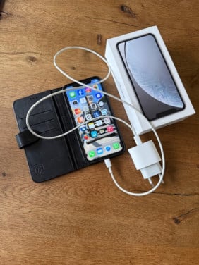 IPhone XR 64 GB incl. lederen hoes