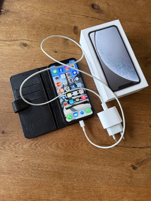 IPhone XR 64 GB incl. lederen hoes