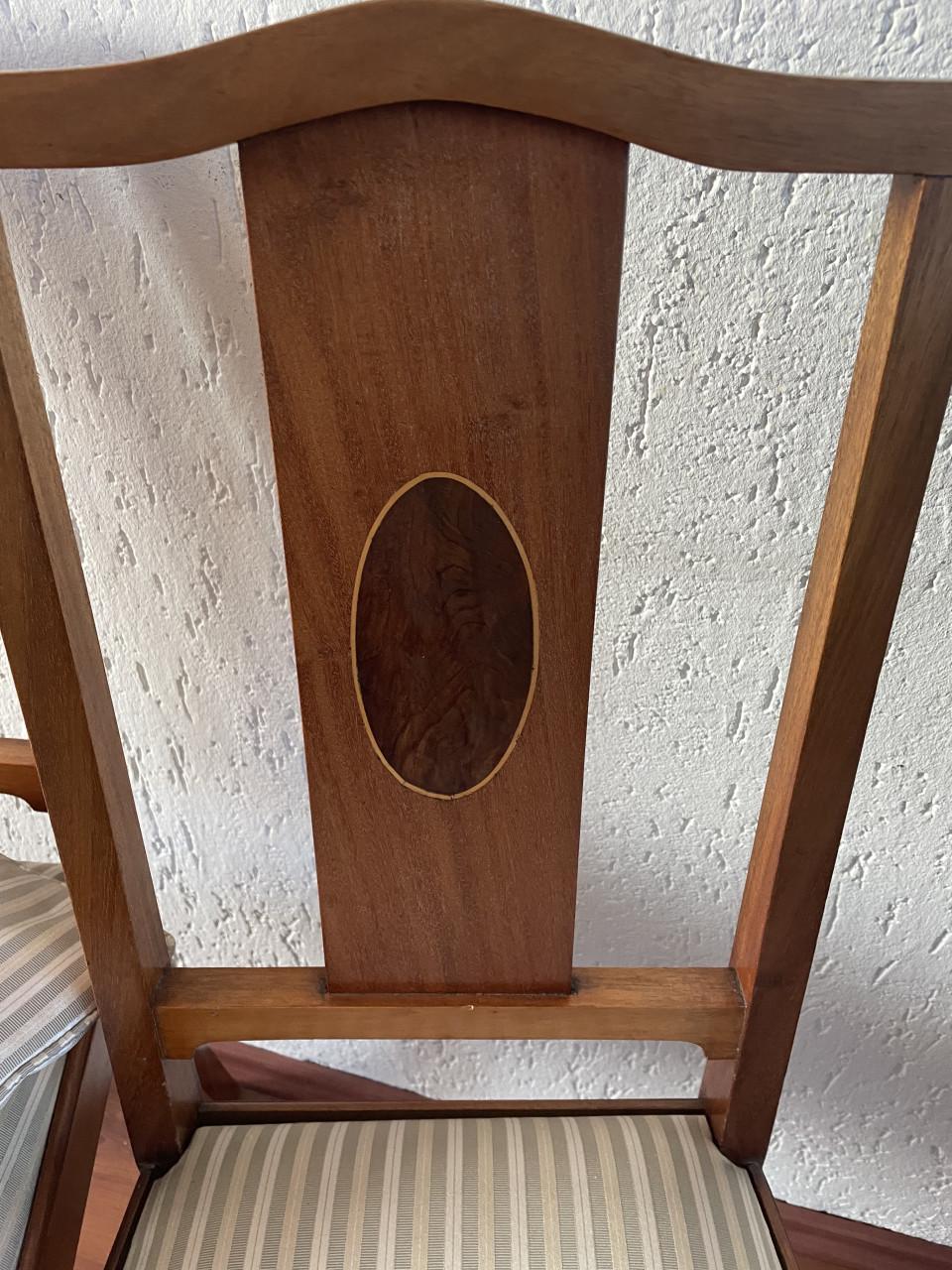 2 antieke stoelen met hout inleg in rugleuning