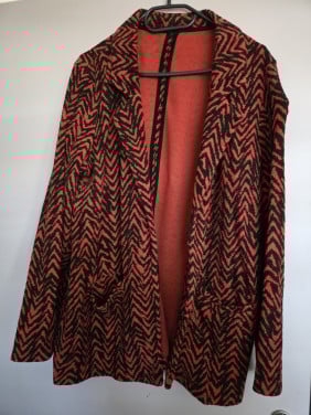 Vest rood/zwart met lange mouwen. 2 zakken, dikke, zware stof