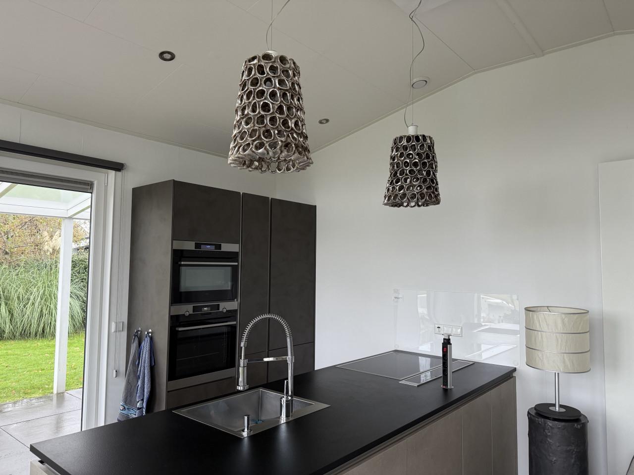 2 mooie keramische lampenkappen