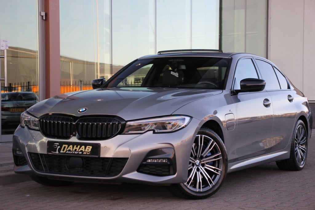 BMW 3-serie 330e high executive m-sport | schuifdak | laser | h&k | el. sto