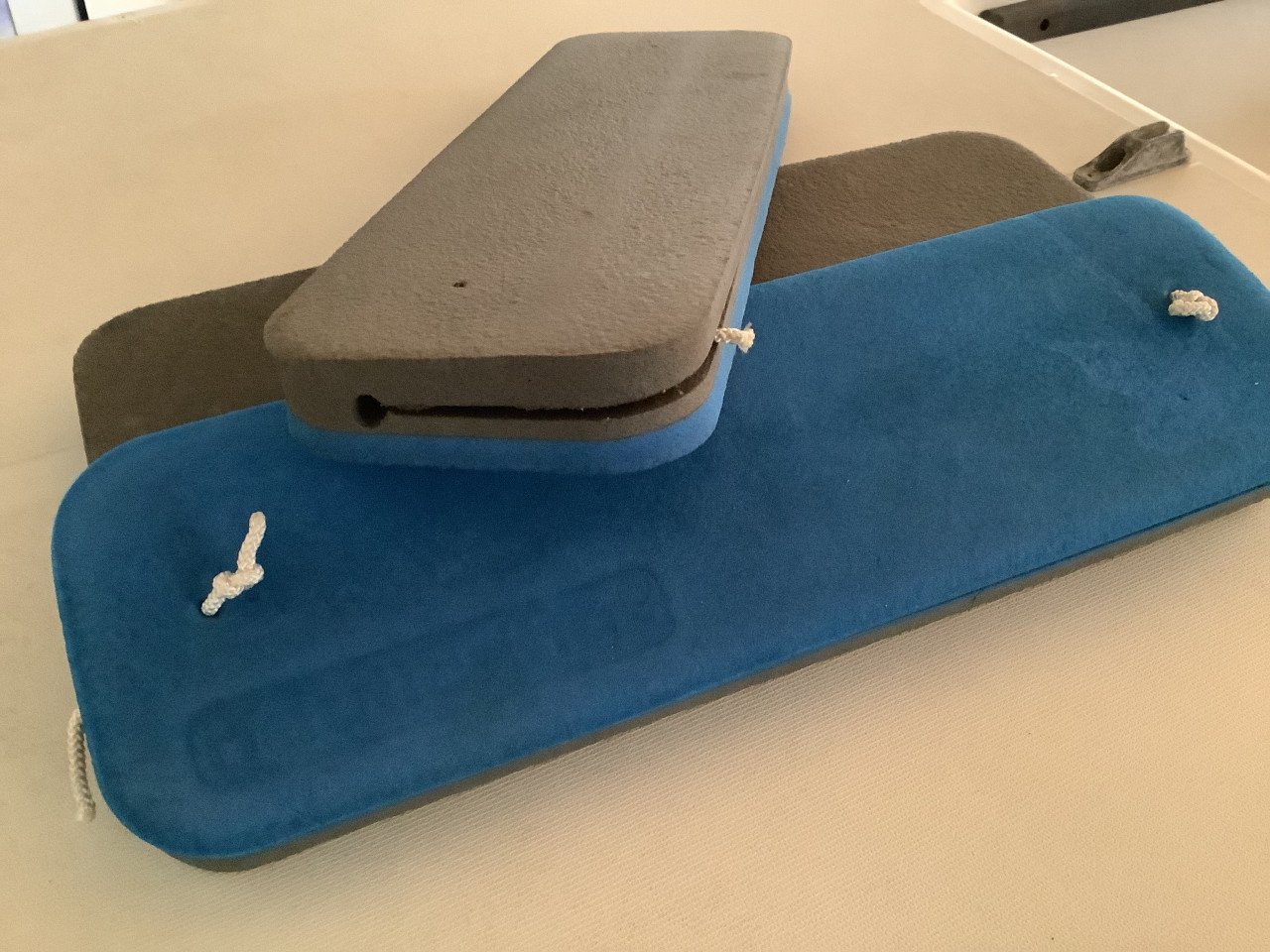 Rugleuning voor op de zeilboot