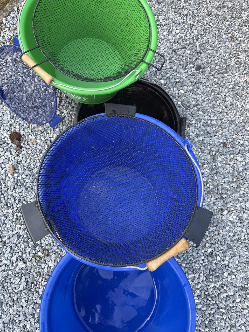 5 Voer emmers en 3 x zeef gebruikt maar goed