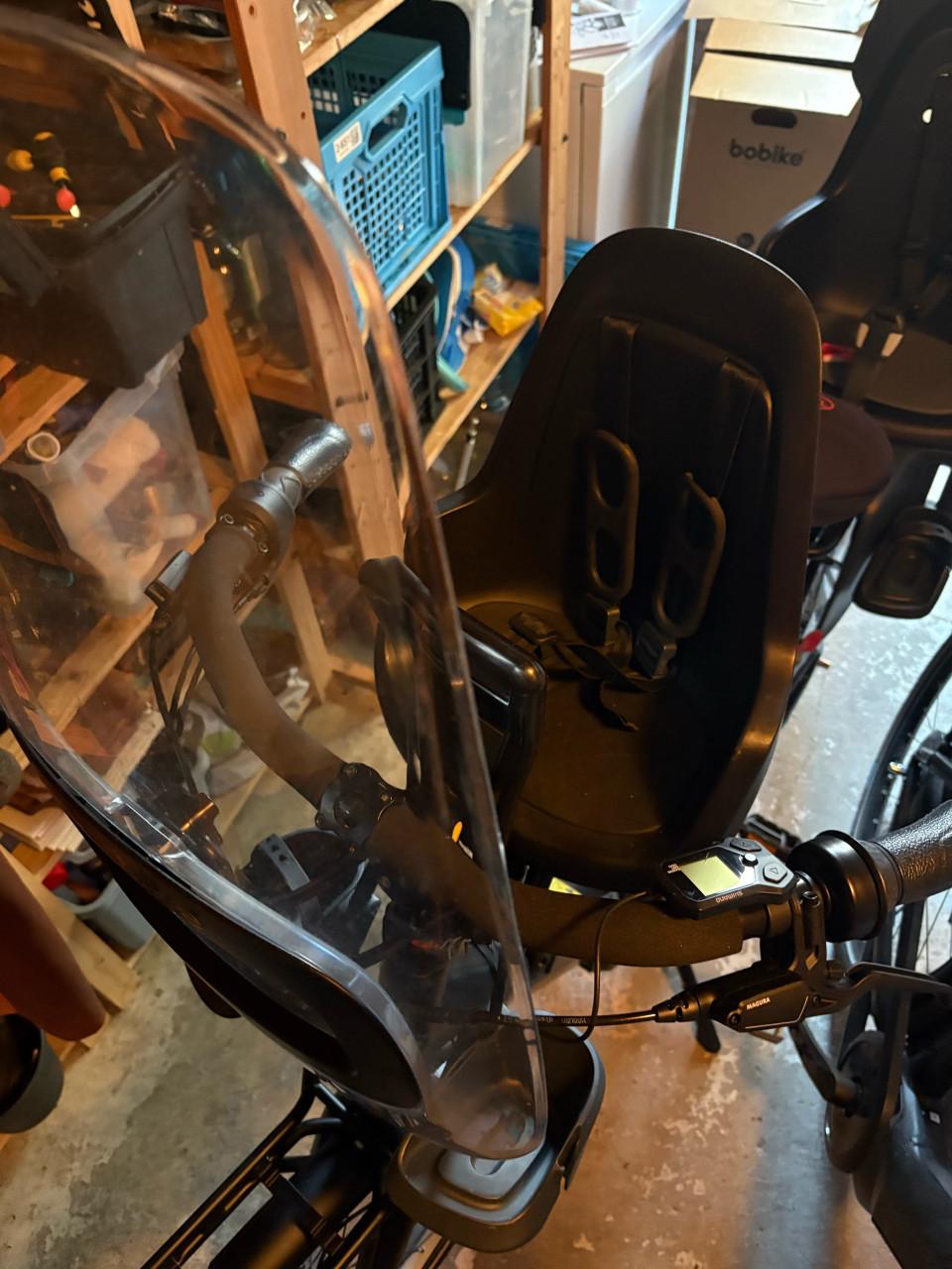 Bobike GO voorzitje met scherm, stuurtje, slaaprol