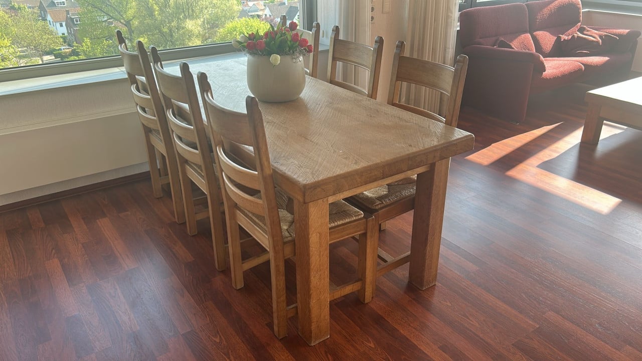 Eettafel met stoelen