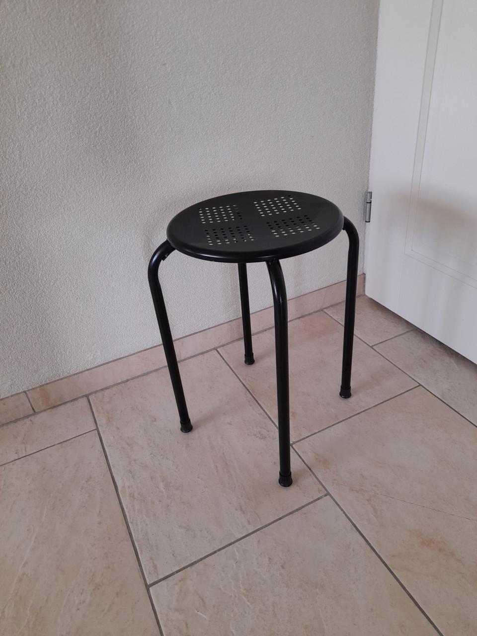 Zwarte kruk  ( in goede nette staat)  29 door snede en 45 hoog