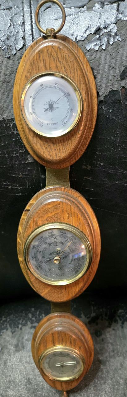 Vintage weerstation uitgevoerd in eikenhout van meubelhuis Oisterwijk.