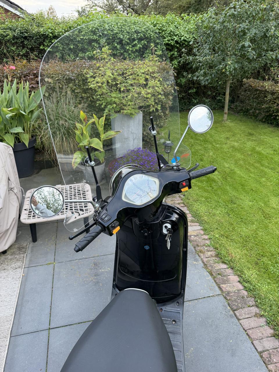 Zwarte scooter