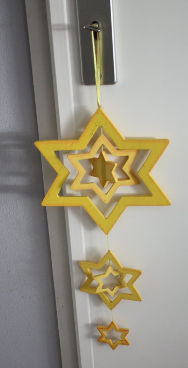 Gele houten kersthanger sterren