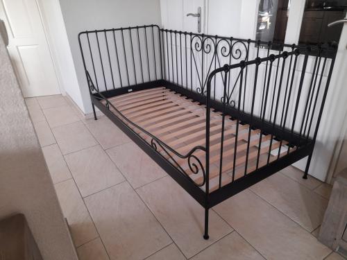 Zwart metalen 1 persoons bed 90 x 200 ( in goede staat )