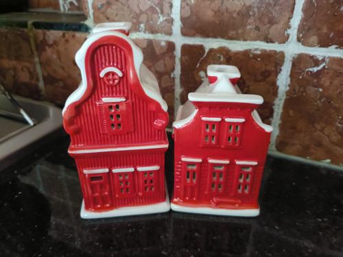 2 huisjes heel .