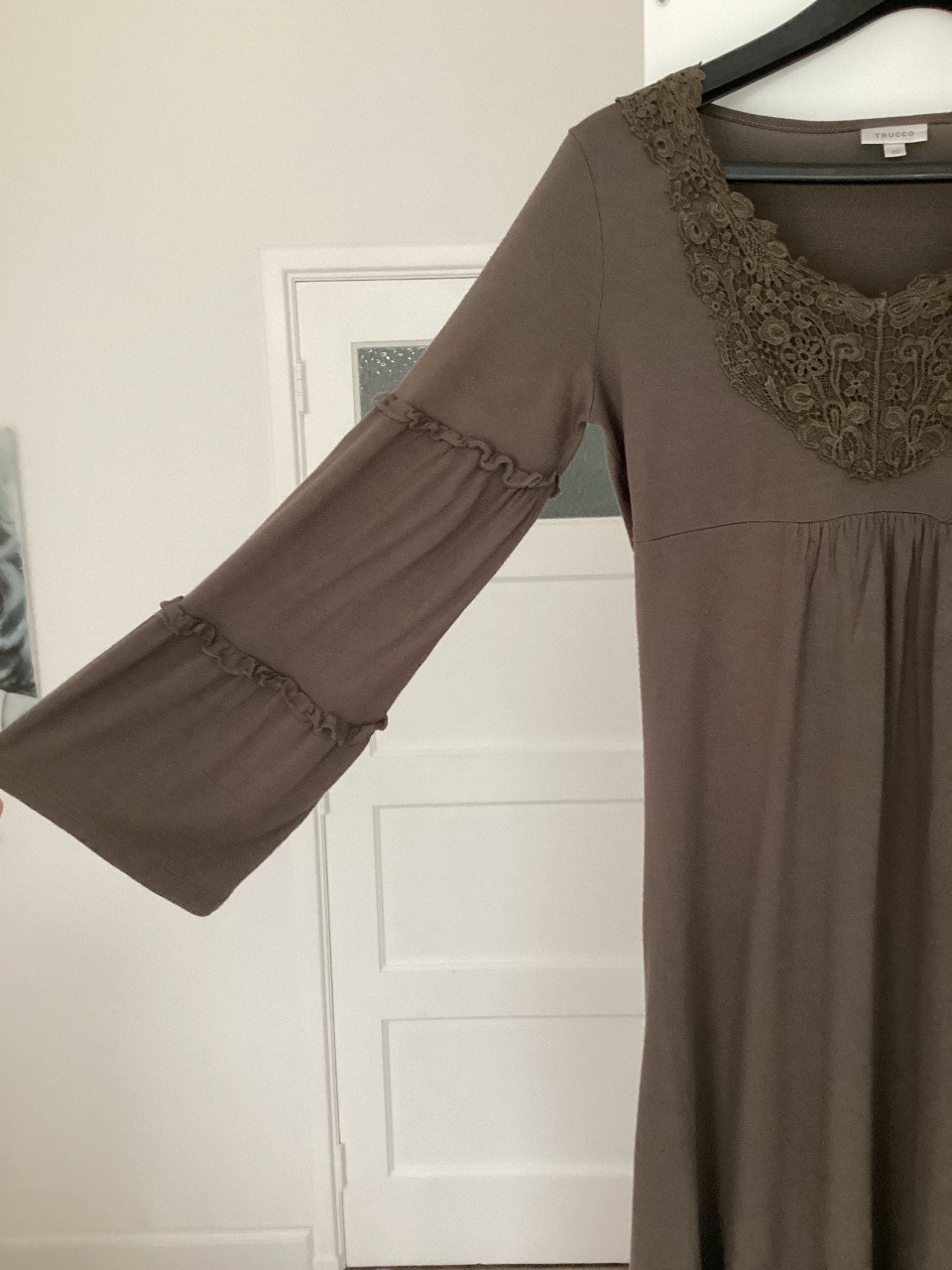 Apart jurkje maat l met leuke mouwen en mooie bloem op voorkant khaki kleur