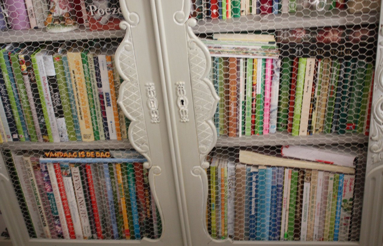 Mooie grijze brocante servies/boekenkast